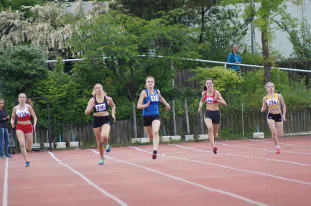 Eva Kraus auf der Zielgeraden im 300m-Lauf DSC00528