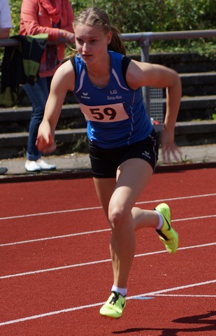 Lena Humburger beim 400m- Start DSC01637