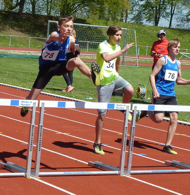 Lucas  (ganz links) und Sebastian (ganz rechts) bei den 80mH Lucas  (ganz links) und Sebastian (ganz rechts) bei den 80mH