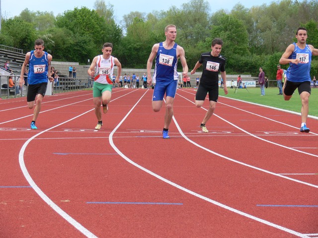 Zieleinlauf 100 m (Sieger Patrick Fischer Nr. 138 LAZ Kreis Günzburg), rechts Florian Gnad und links Samuel Ostermeier (LG Donau-Ries)