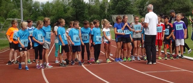 Start zu ca. 1500 Meter Stadioncross in der Altersklasse U12