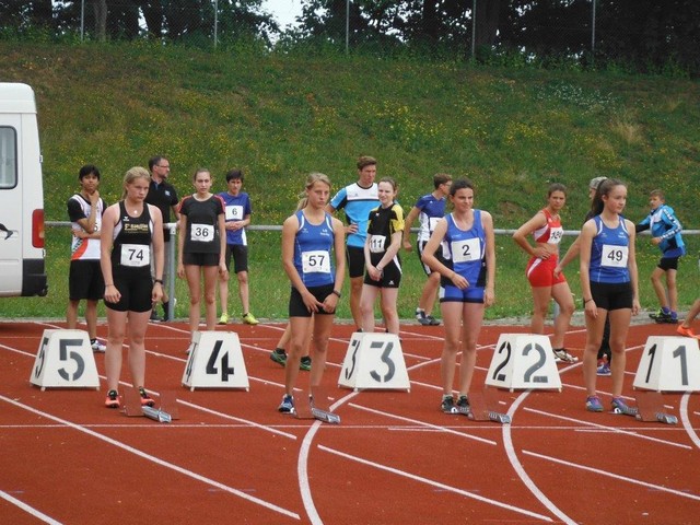 Start zu 100 Meter mit Jana van Noord (57) und Anne Hubel (49)