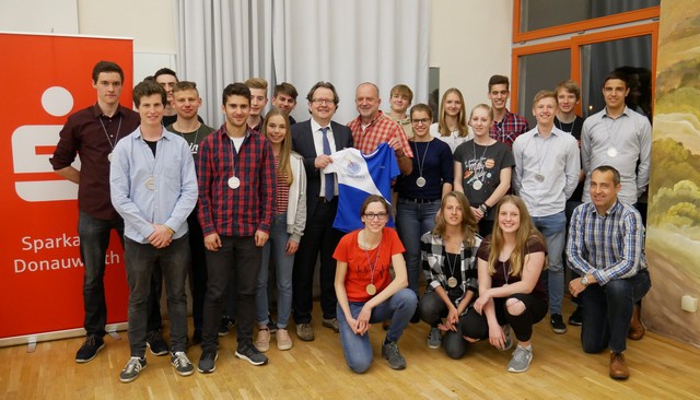 Die geehrten Sportler mit dem OB Armin Neudert, den Vorsitzenden der LG und dem neuen T-Shirt