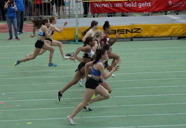 Floriane beim Kurzsprint auf der Außenbahn