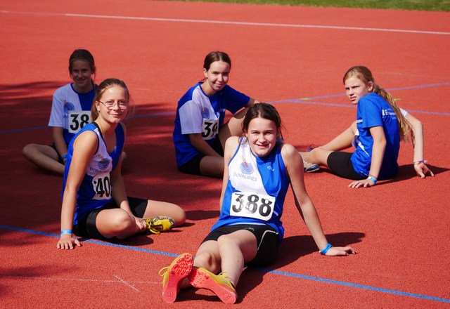 Die Mädels der Altersklasse U14 warten beim Hochsprung