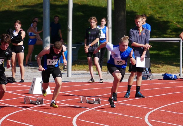Moritz Schütze (ganz rechts) beim Start über die 100 Meter