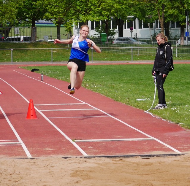 Ella Wiedemann beim Dreisprung