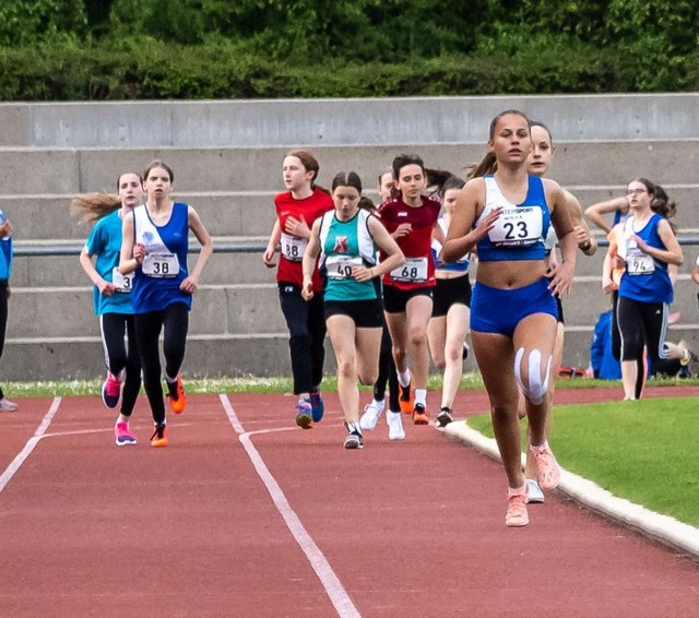 800m der U14 u. U16 mit Emma Krämer (23) und Viktoria Zajitschek (38), der Gewinnerin des Laufes