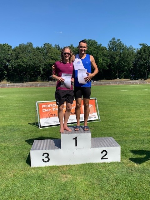Schwäbischer Meister über 400m: Florian Gnad mit dem Drittplatzierten Jakob Nägler