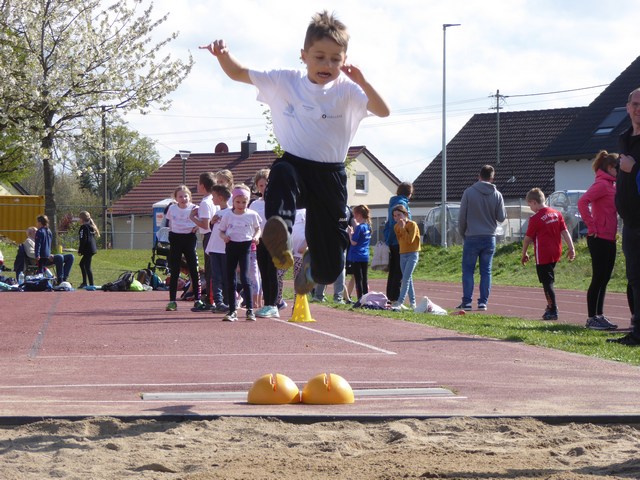 Die U10 beim Weitsprung