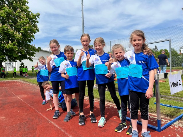 die U10 beim Weitsprung